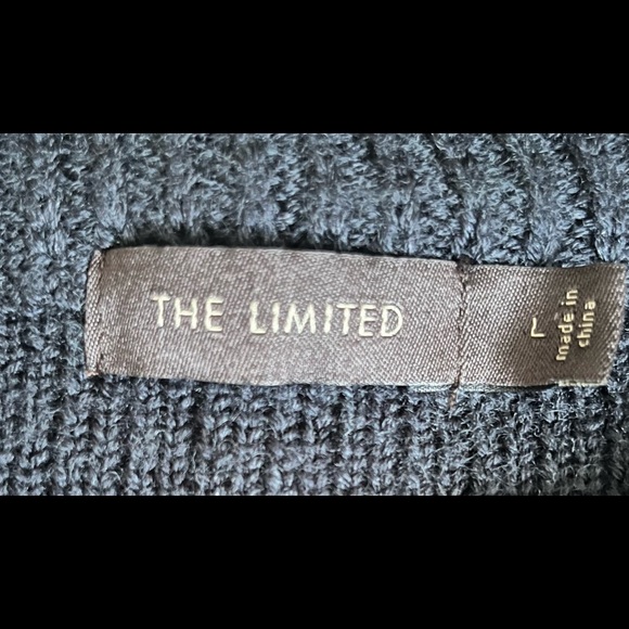 The limited black sweater with ruffle bottom - Picture 2 of 2